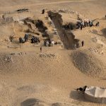 Pohled na Kairesovu hrobku AC 33 z Neferirkareovy pyramidy (c) Český egyptologický ústav FF UK