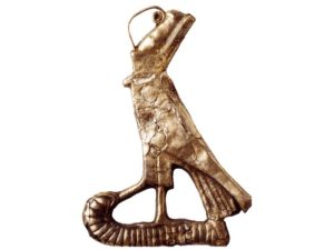 Stříbrný amulet představuje Hora na jeho trůnu