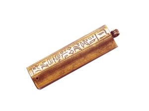 Přívěšek, do kterého se ukládaly amulety, se jménem Šak. Je do něj vyryto několik proseb o ochranu.