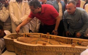 Dřevěné sarkofágy v Luxoru obsahují mumie kněžích, kněžek a dětí, kteří žili během 22. dynastie, jež vládla přibližně v letech 945 až 715 před naším letopočtem. FOTO: Ministry of Antiquities