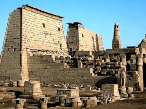 Ohromný Amónův chrám v Luxoru (Ipetresejet) začal stavět Amenhotep III. a stavba pokračovala ještě za vlády jeho nástupců - Tutanchámona, Ramesse II. a Nechtebofa. Poslední dostavby nesou data z období nadvlády Alexandra Velikého a Římanů. Muslimové vystavěli na jednom z chrámových nádvoří mešitu Abu el-Haggag.