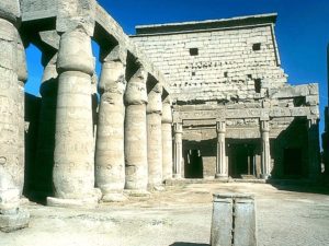Hned za vstupním pylonem luxorského chrámu stojí na nádvoří chrám Tutmose III. Spolu se třemi kaplemi byl zasvěcen božské triádě - Amónovi, Mut a Chonsevovi. Zdejší sloupy, ve tvaru stvolů papyru, jsou o 200 let starší než sloupy hypostylu.