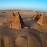Hrobky kušitských králů na nekropoli El Kurru - po vzoru starověkých Egypťanů začali stavět pyramidy, byť trochu odlišné.