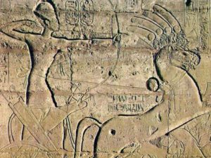 Detail výzdoby - Ramesse II. na válečném voze.