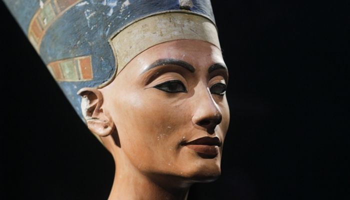 Busta královny Nefertiti objevená Ludvigem Borchardtem (zdroj: National Geographic Česko)