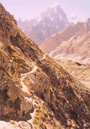 Karakoram - místo, kde je hora umístěná tak jako Velká pyramida v Gíze